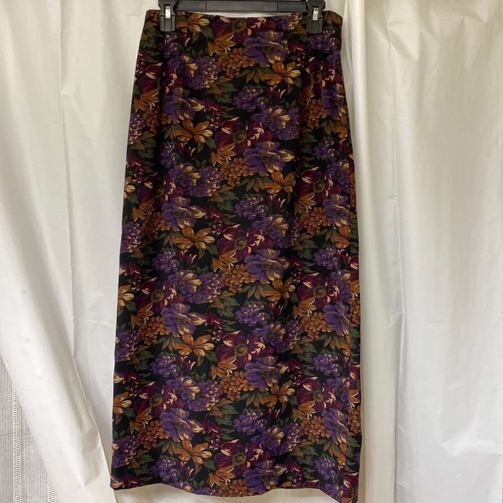 Straight skirt with zipper and slit in back